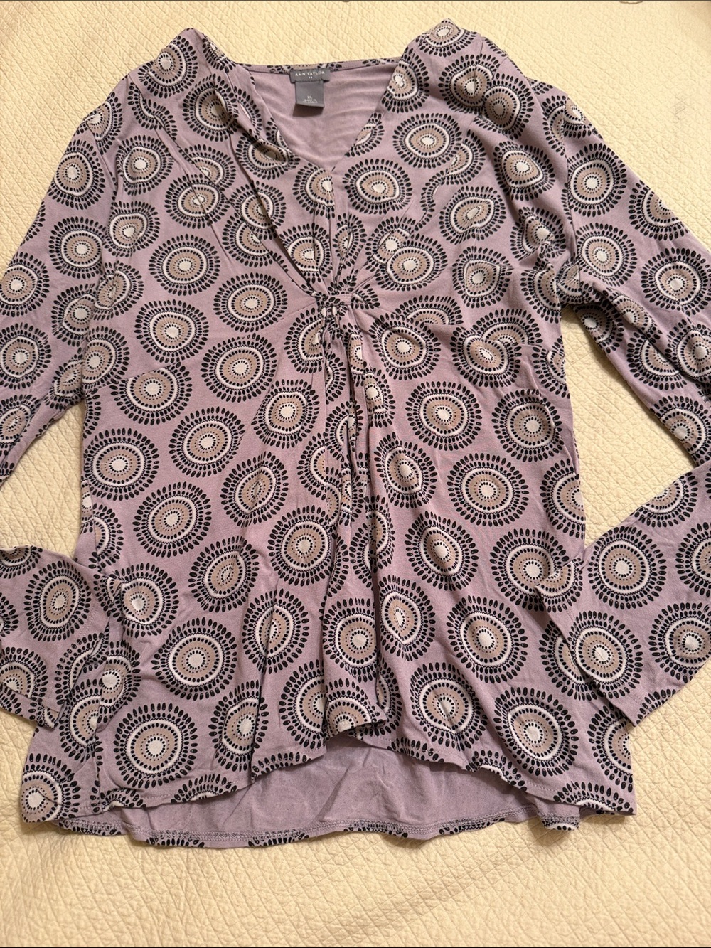 Ann Taylor Women’s Light lavender taupe & black Patterned Long-Sleeve V-Neck Top